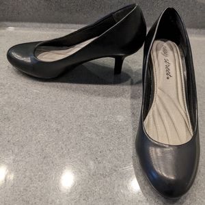 Easy Street Passion Pumps in Black, 6.5W